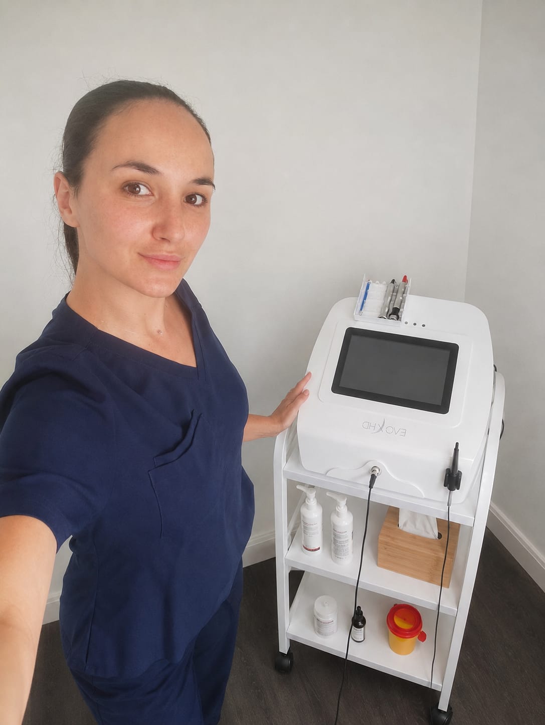 Coralie, laseriste & électrolyste diplômée, dans son institut à Carouge